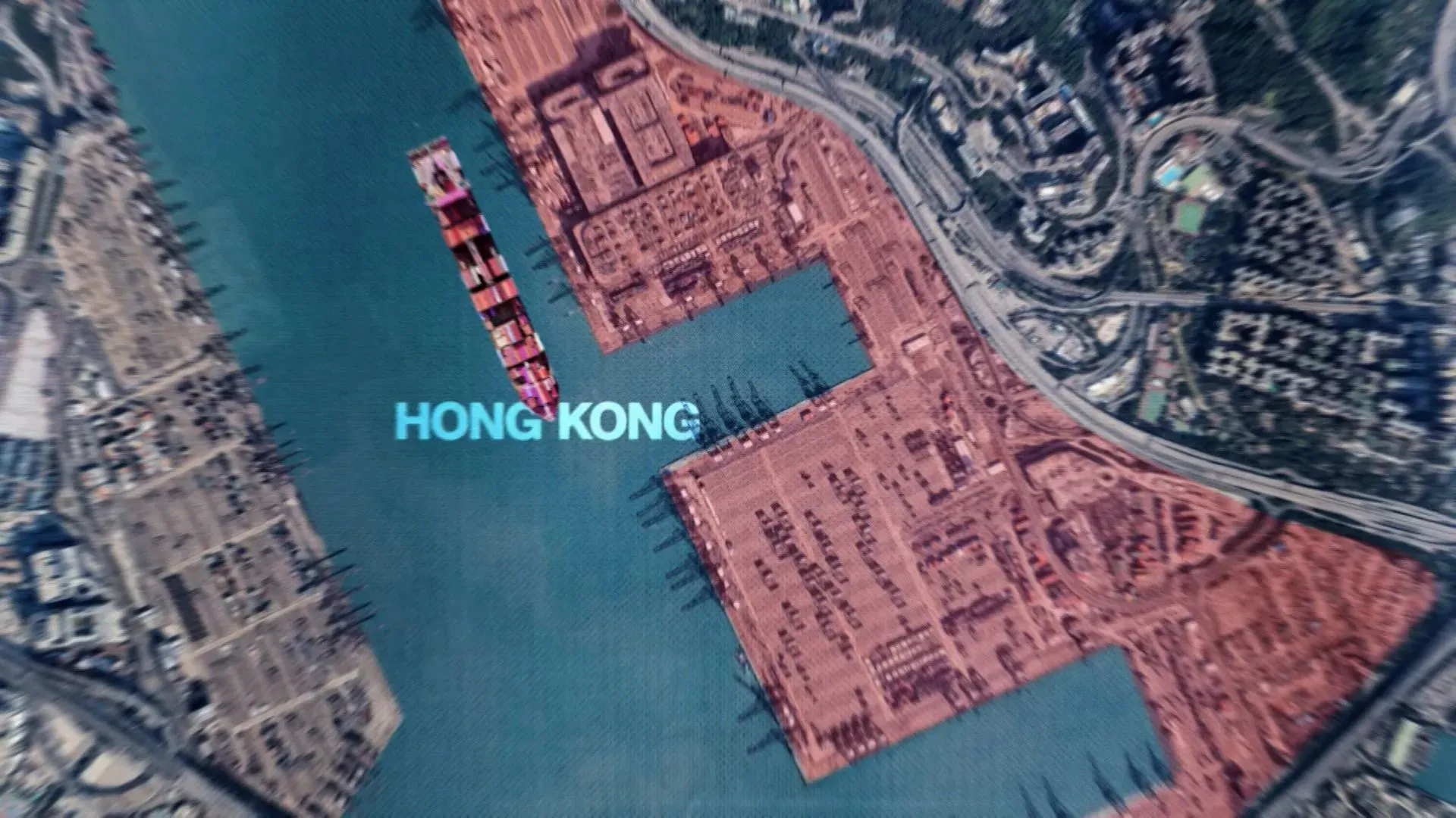 خريطة توضح موقع هونغ كونغ، مع سفينة شحن في الميناء، تعكس أهمية المدينة كمركز تجاري في سياق المفاوضات التجارية بين الولايات المتحدة والصين.