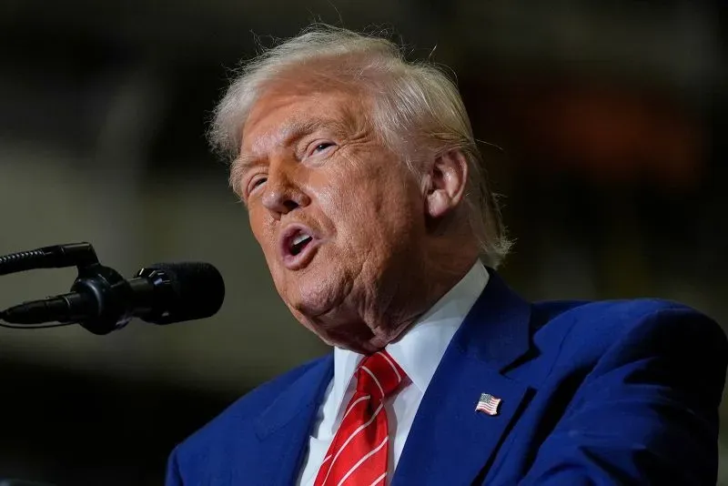 ترامب يتحدث في حدث عام، مع التركيز على تصريحاته حول التوترات التجارية مع الصين واتهامها بخرق الاتفاقات.