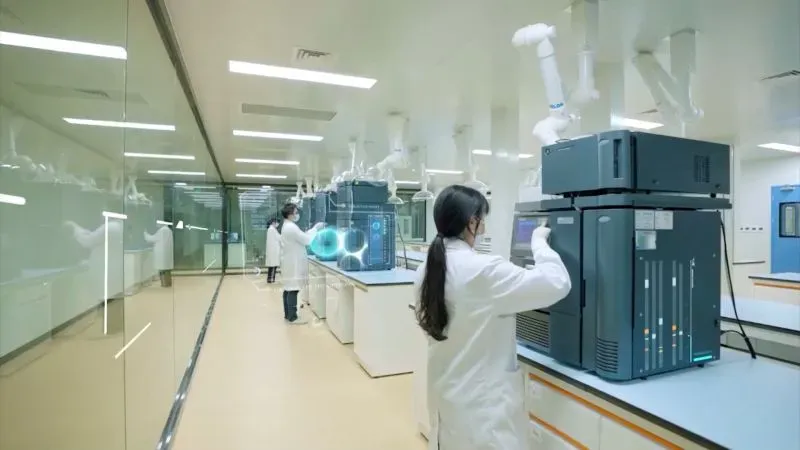 مختبر حديث في الصين، حيث يعمل باحثون على تطوير أدوية جديدة. يعكس الابتكار المتزايد في صناعة التكنولوجيا الحيوية الصينية.
