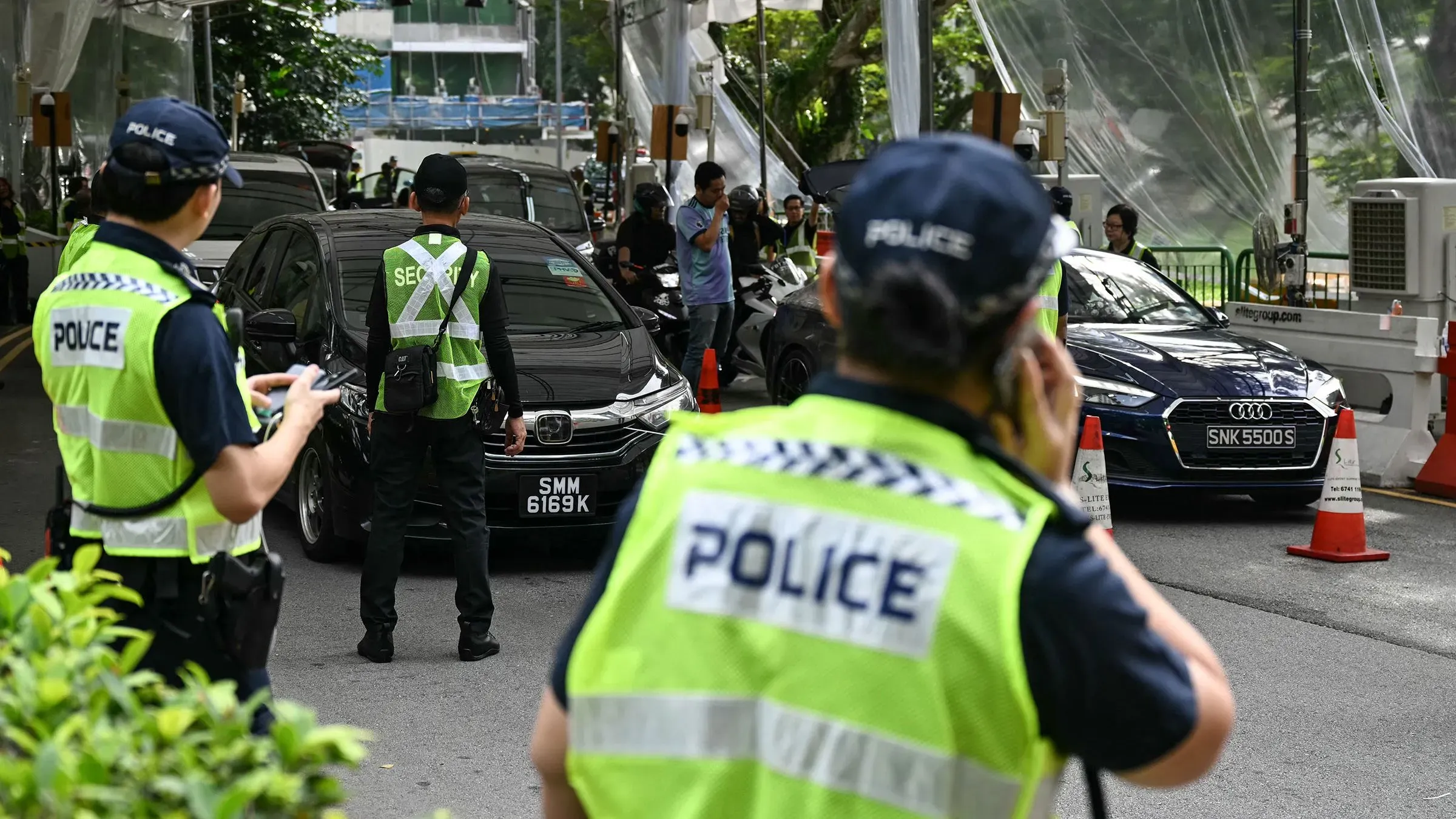 تواجد عناصر الأمن في موقع حوار شانغريلا في سنغافورة، حيث يتم تفتيش السيارات قبل دخول الحدث الدفاعي الهام.