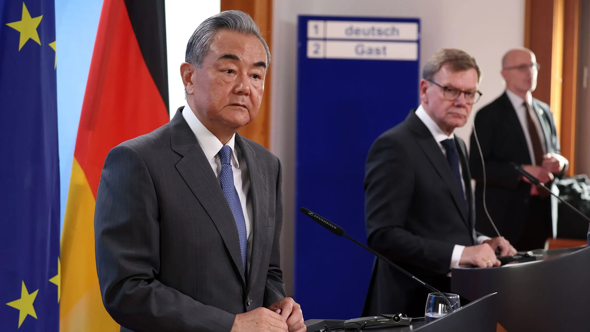 وزير الخارجية الصيني وانغ يي خلال مؤتمر صحفي في بروكسل، مع التركيز على القضايا الجيوسياسية والصراع الأوكراني.