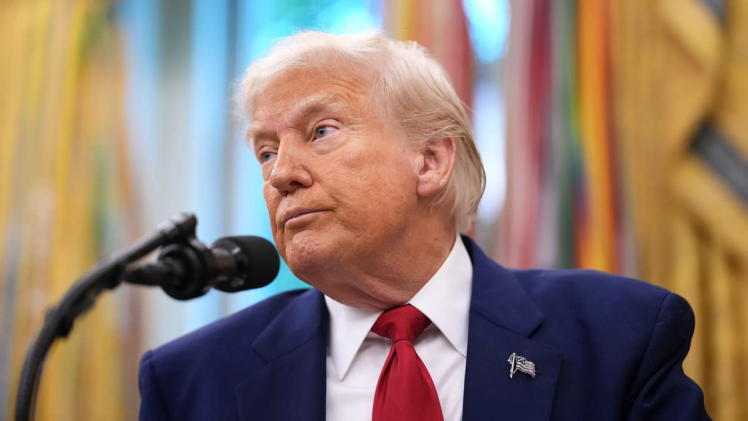 تصريح لترامب أثناء مؤتمر صحفي، حيث يعبّر عن موقفه تجاه التوترات التجارية مع الصين وتأثيرها على الطلاب والشركات.