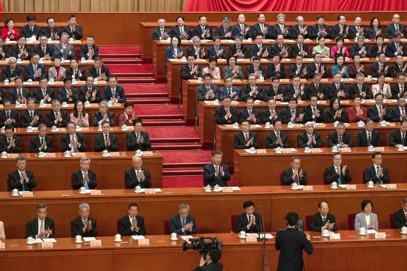 اجتماع قادة الصين خلال "الدورتين" في بكين، حيث يصفق المندوبون لإعلان خطط النمو الاقتصادي والابتكار التكنولوجي.