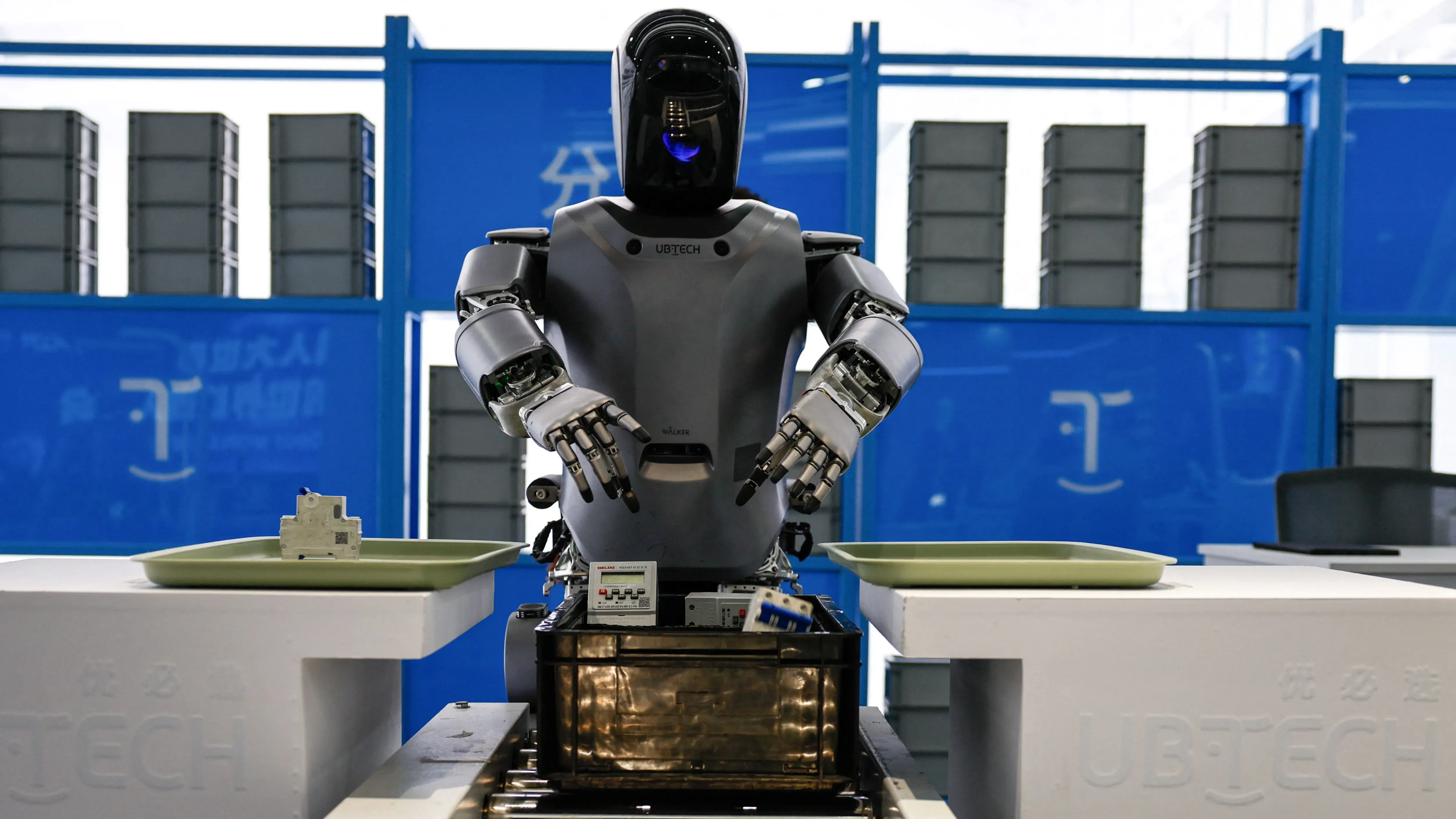 روبوت متطور من شركة UBTECH يقوم بمهام متعددة، مع خلفية زرقاء وأجهزة تخزين، يعكس تقدم الذكاء الاصطناعي في الصين.