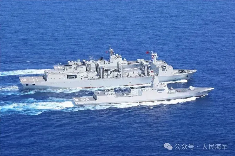 سفينتان حربيتان صينيتان تبحران في مياه المحيط الهادئ، تعكسان زيادة النشاط العسكري الصيني في المنطقة.