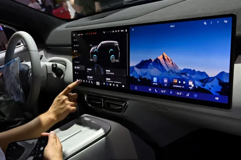 شاشة عرض داخلية حديثة لسيارة كهربائية، تعرض معلومات عن السيارة ومشاهد طبيعية، مما يبرز الابتكار في صناعة السيارات الكهربائية الصينية.