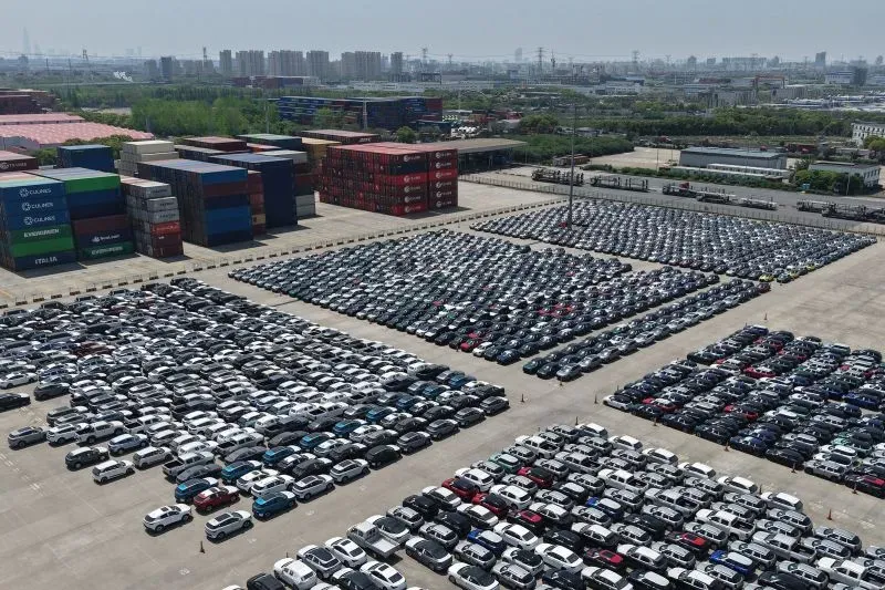 ساحة ضخمة مليئة بالسيارات الجديدة في معرض شنغهاي للسيارات، حيث تعرض الشركات الصينية أحدث طرازاتها الكهربائية.