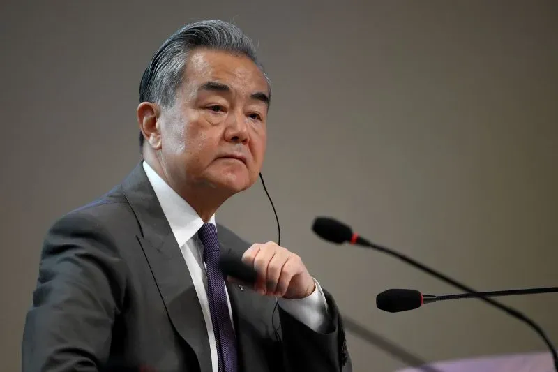 وزير الخارجية الصيني وانغ يي خلال مؤتمر صحفي، مع التركيز على التحديات الاقتصادية الناتجة عن الرسوم الجمركية الأمريكية.