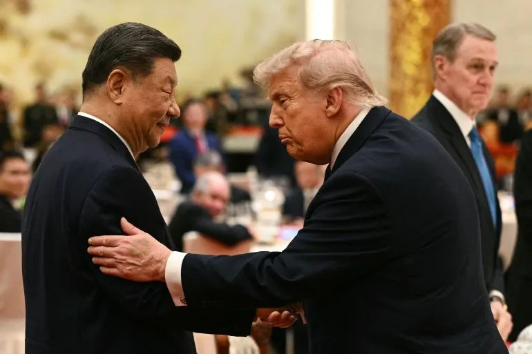لقاء بين الرئيسين الأمريكي دونالد ترامب والصيني شي جين بينغ في قاعة الشعب الكبرى ببكين، حيث يتبادلان التحيات وسط أجواء احتفالية.