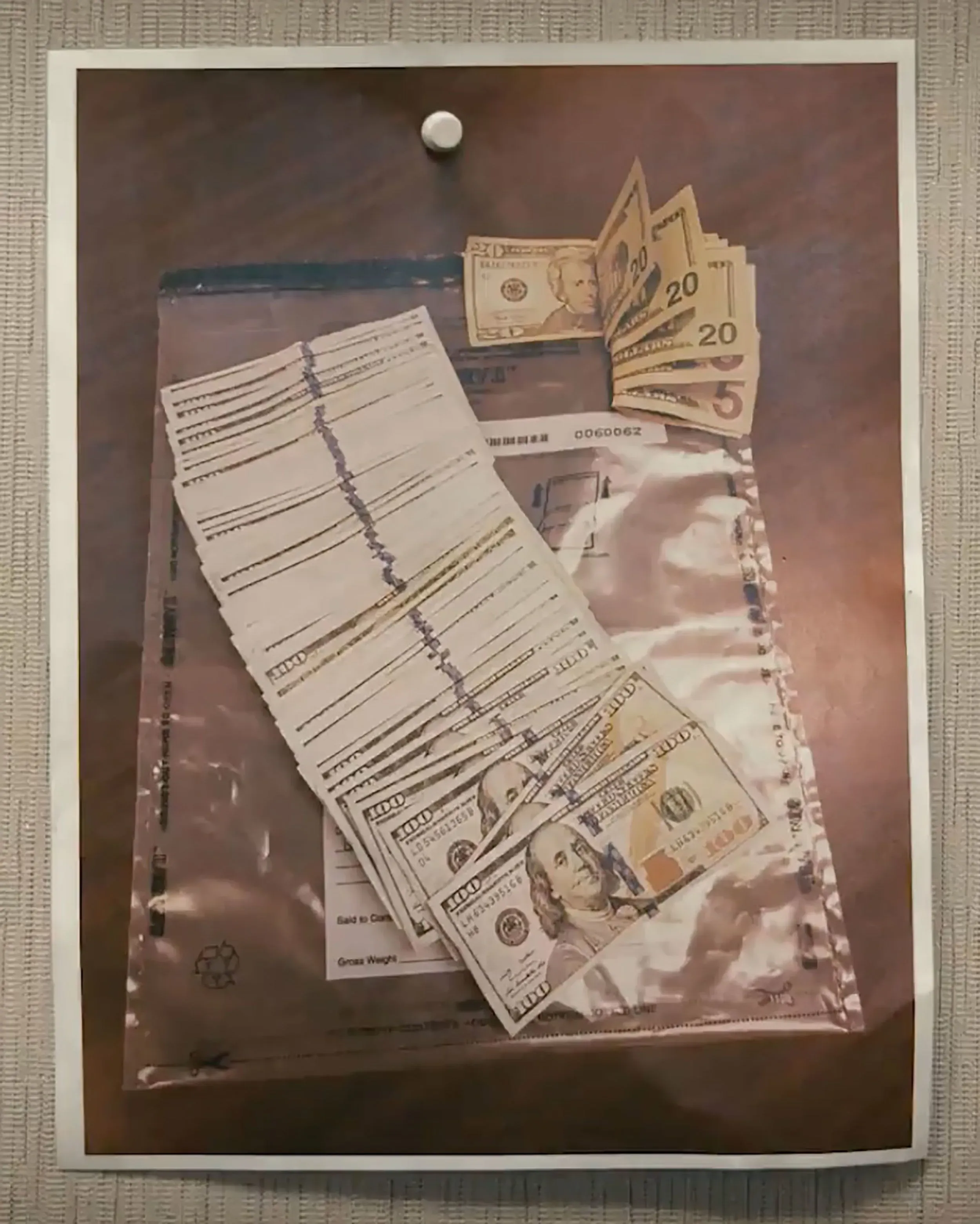 حقيبة تحتوي على نقود متنوعة، تشمل فئات من 100 و20 و5 دولارات، موضوعة داخل كيس شفاف، تشير إلى قضايا غسيل الأموال في كازينوهات لاس فيغاس.