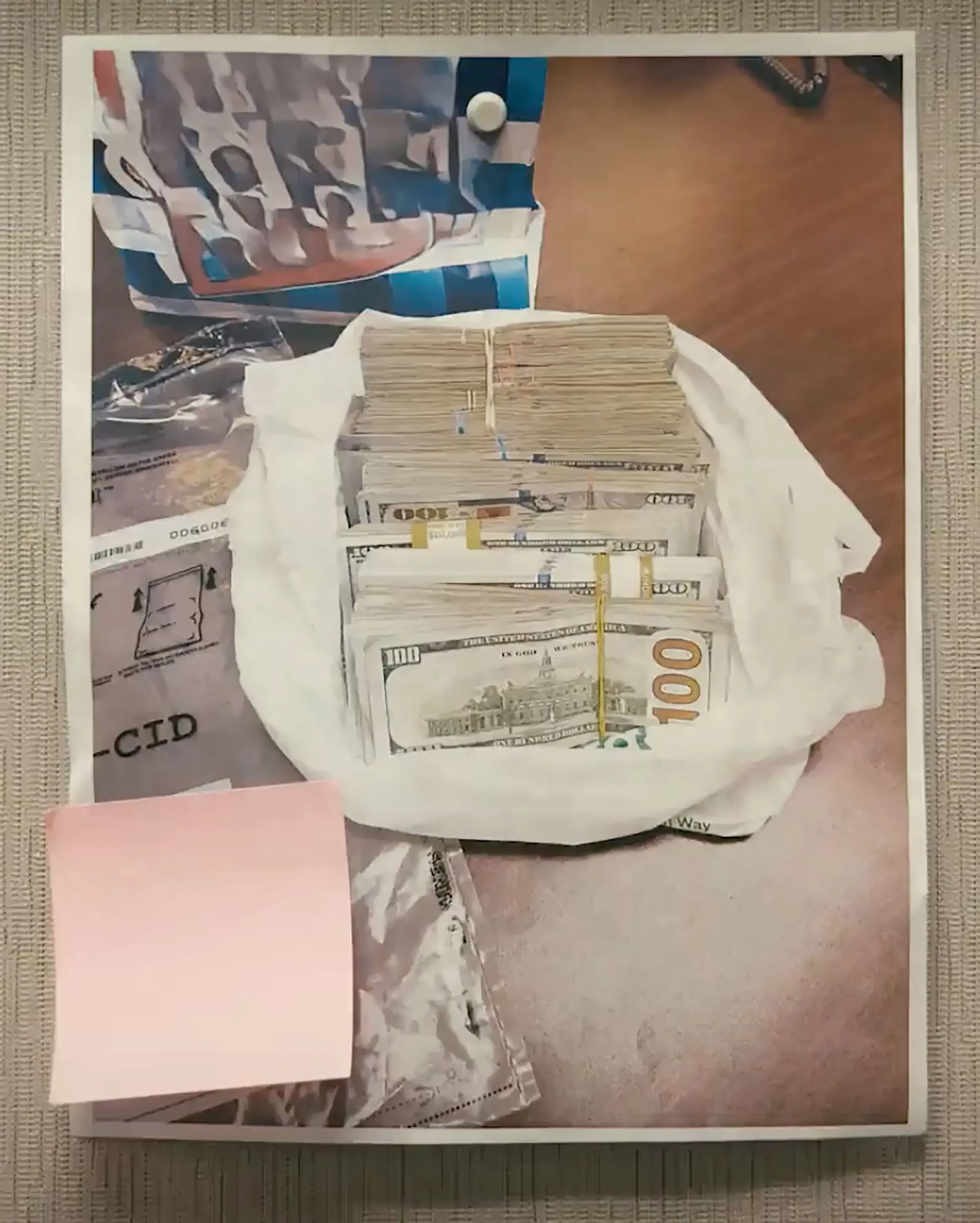 حقيبة تحتوي على كميات كبيرة من النقود الأمريكية، تظهر في سياق تحقيق حول غسيل الأموال المرتبط بكازينوهات لاس فيغاس.