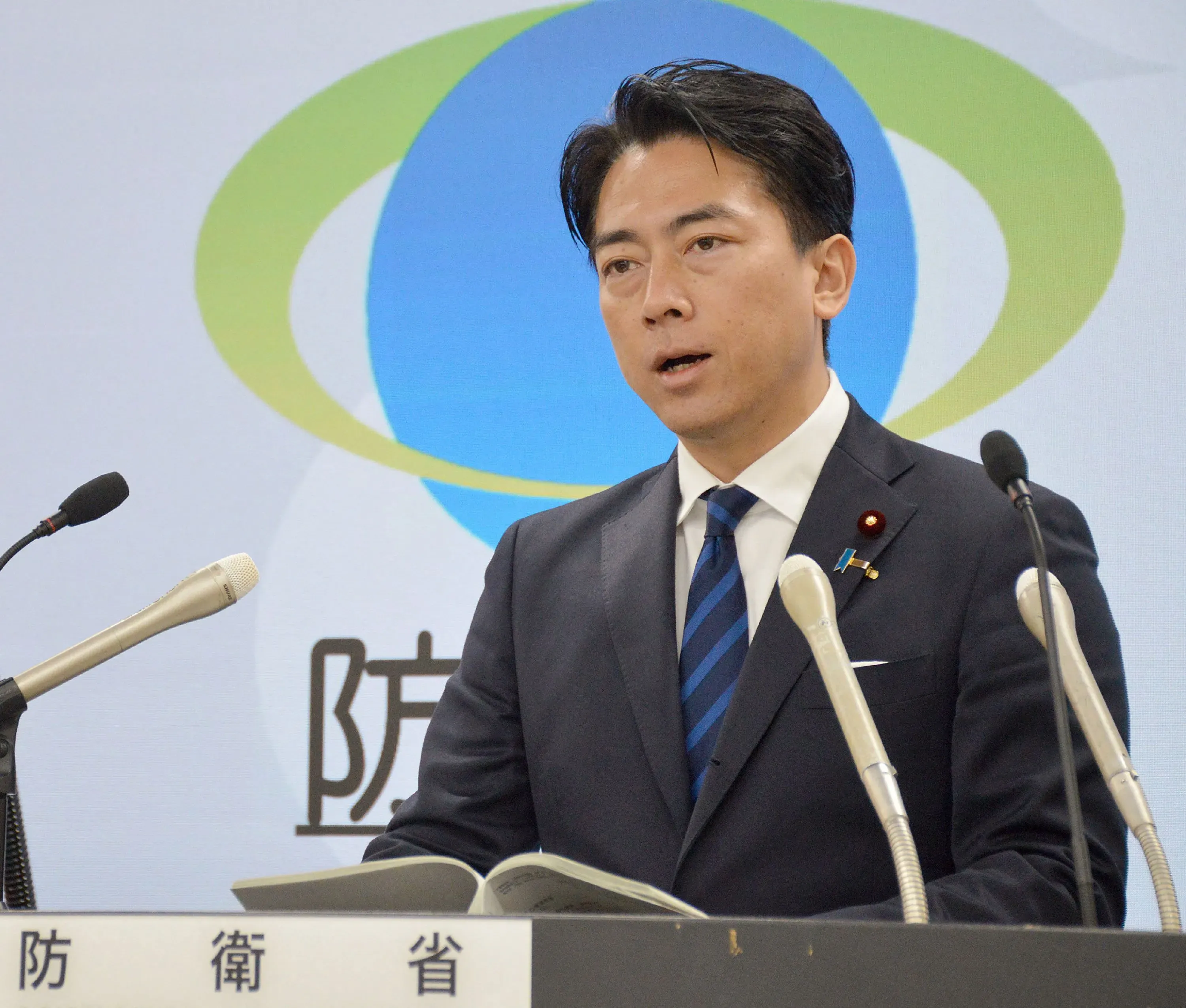 وزير الدفاع الياباني شينجيرو كويزومي يتحدث في مؤتمر صحفي حول الحوادث العسكرية مع الصين وتأثيرها على الأمن الإقليمي.