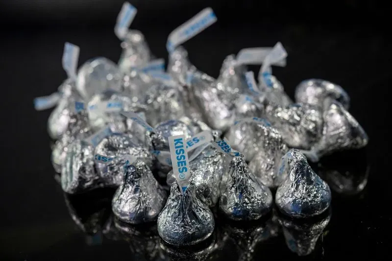 حبات شوكولاتة هيرشي المغلفة بورق فضي، تمثل ارتفاع أسعار الشوكولاتة بسبب زيادة تكلفة الكاكاو في عيد الحب 2024.