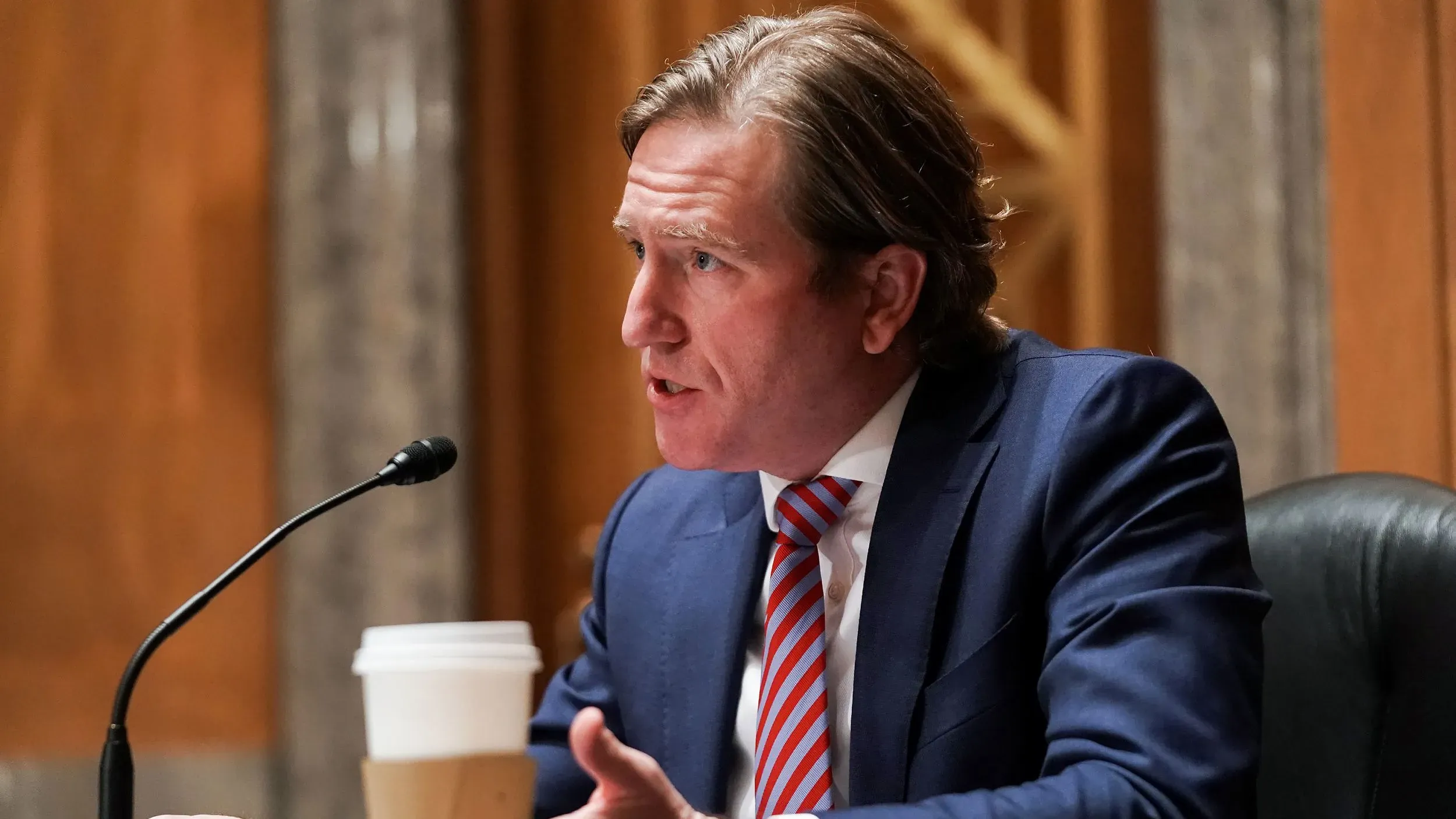 كريس كريبس، المدير السابق لوكالة الأمن السيبراني، يتحدث خلال جلسة استماع رسمية، مع كوب قهوة بجانبه، مع التركيز على قضايا الأمن الانتخابي.