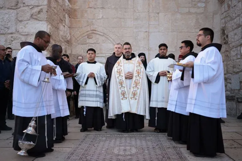 احتشاد رجال دين يرتدون ملابس كهنوتية في بيت لحم، استعدادًا للاحتفال بعيد الميلاد، وسط أجواء من الأمل بعد سنوات من التوتر.