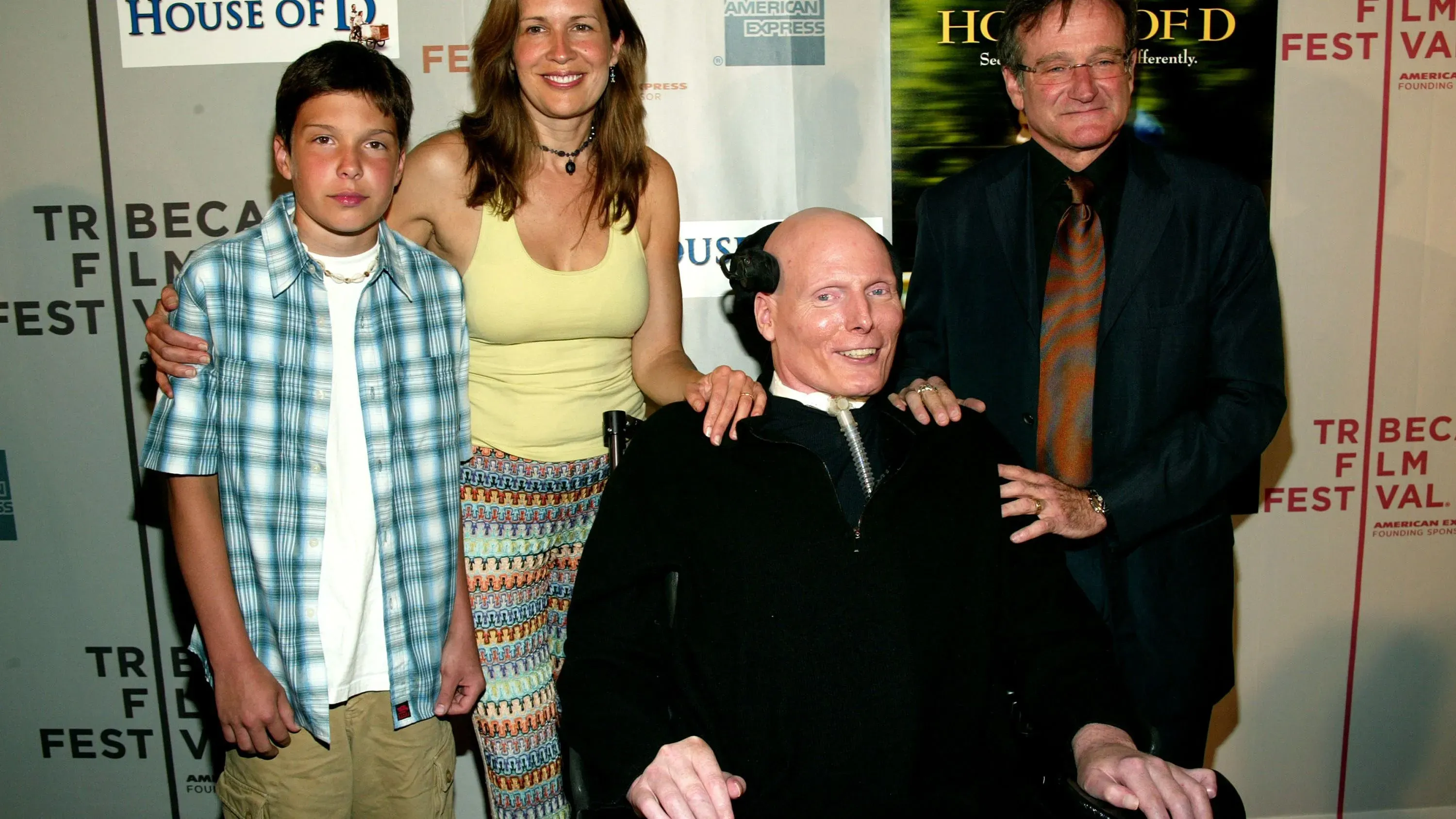 صورة تجمع كريستوفر ريف وروبين ويليامز مع عائلتيهما خلال مهرجان تريبيكا السينمائي، تعكس عمق صداقتهما ودعمهما المتبادل.