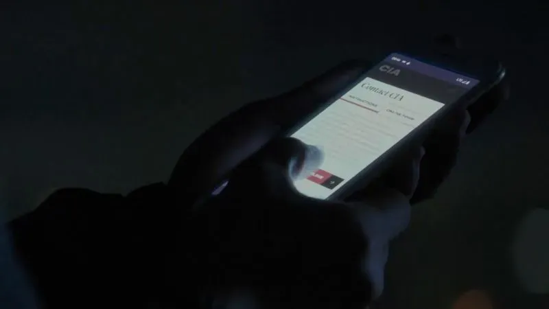 شخص يستخدم هاتفه المحمول في الظلام لزيارة صفحة "اتصل بوكالة الاستخبارات المركزية" على الإنترنت، في إطار حملة تجنيد جديدة.