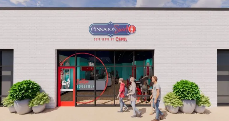 مدخل مطعم "Cinnabon Swirl" الذي يجمع بين لفائف القرفة وآيس كريم كارفيل، يظهر فيه زبائن يتجولون حوله.