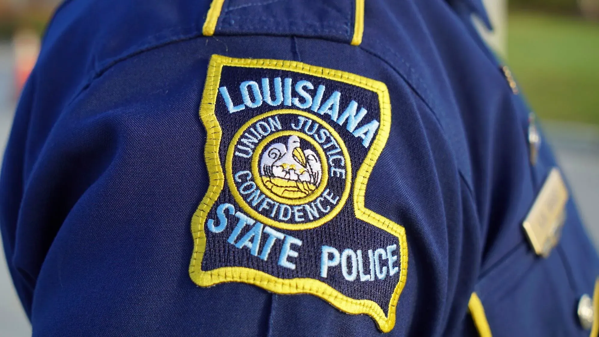 شعار شرطة ولاية لويزيانا يظهر على زي ضابط، مع التركيز على تفاصيل الشعار الذي يشير إلى القوة والنظام.