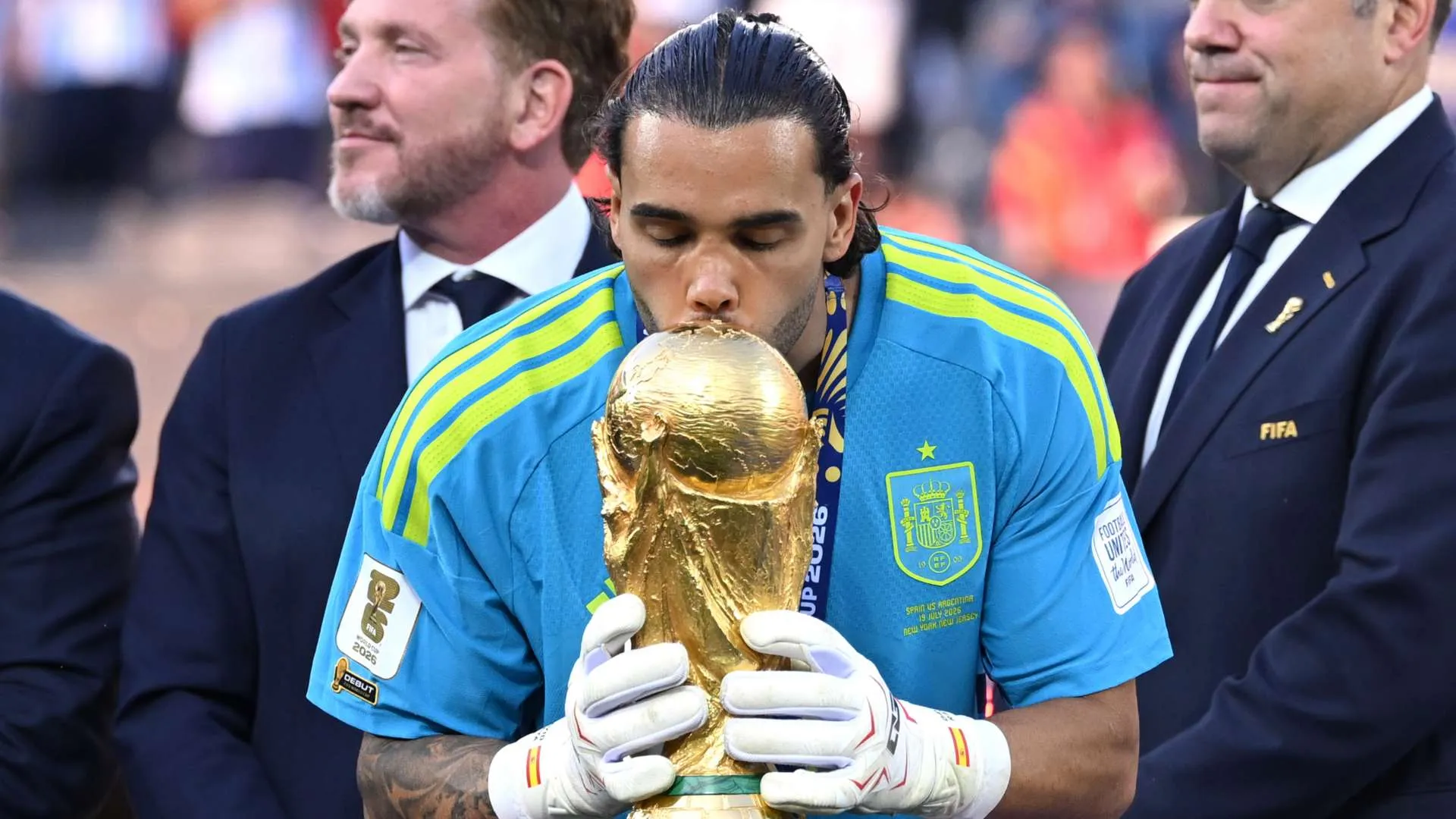 ديفيد رايا يقبل كأس العالم مرتدياً زي منتخب إسبانيا، معززًا مكانته كحارس مرمى موثوق في الدوري الإنجليزي الممتاز وأرسنال.