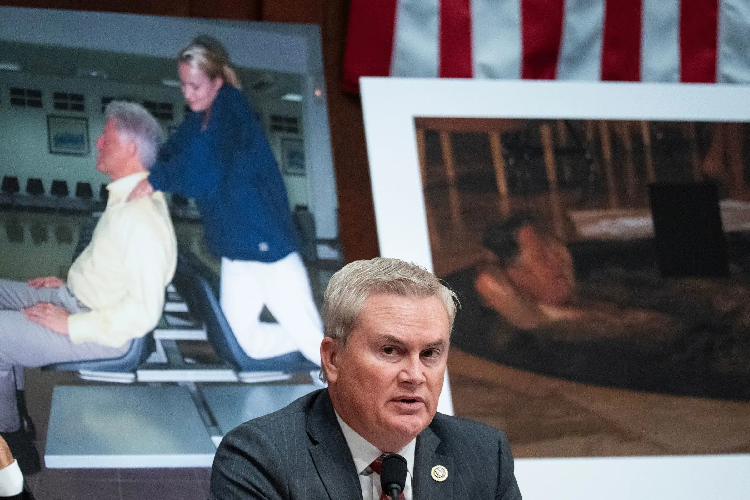 خلال جلسة استماع، يتحدث جيمس كومر بينما تظهر صور لبيل كلينتون وهيلاري كلينتون خلفه، في سياق تحقيق بشأن ازدراء الكونغرس.