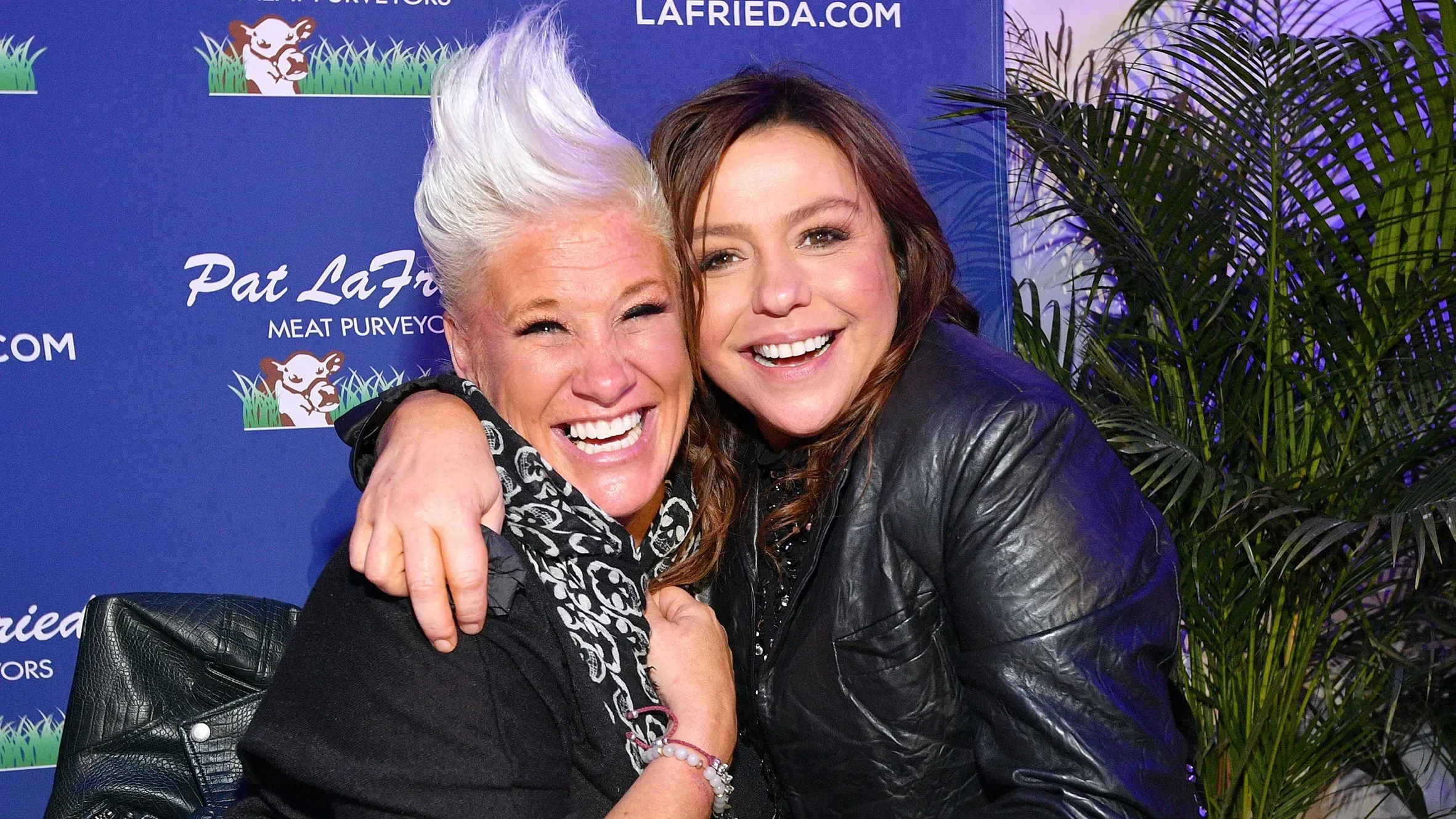 آن بوريل ورشيل راي تتعانقان بابتسامات عريضة في حدث، تعكسان صداقتهما القوية في عالم الطهي.