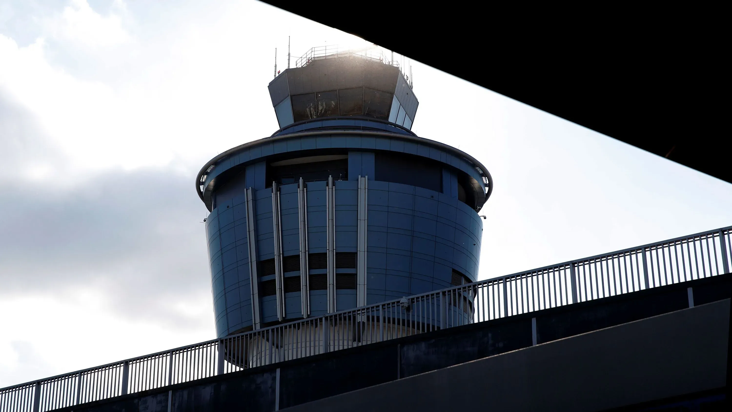 برج المراقبة في مطار لاغوارديا بمدينة نيويورك، حيث وقع حادث تصادم بين طائرتين، مما أثار مخاوف حول سلامة الطيران.