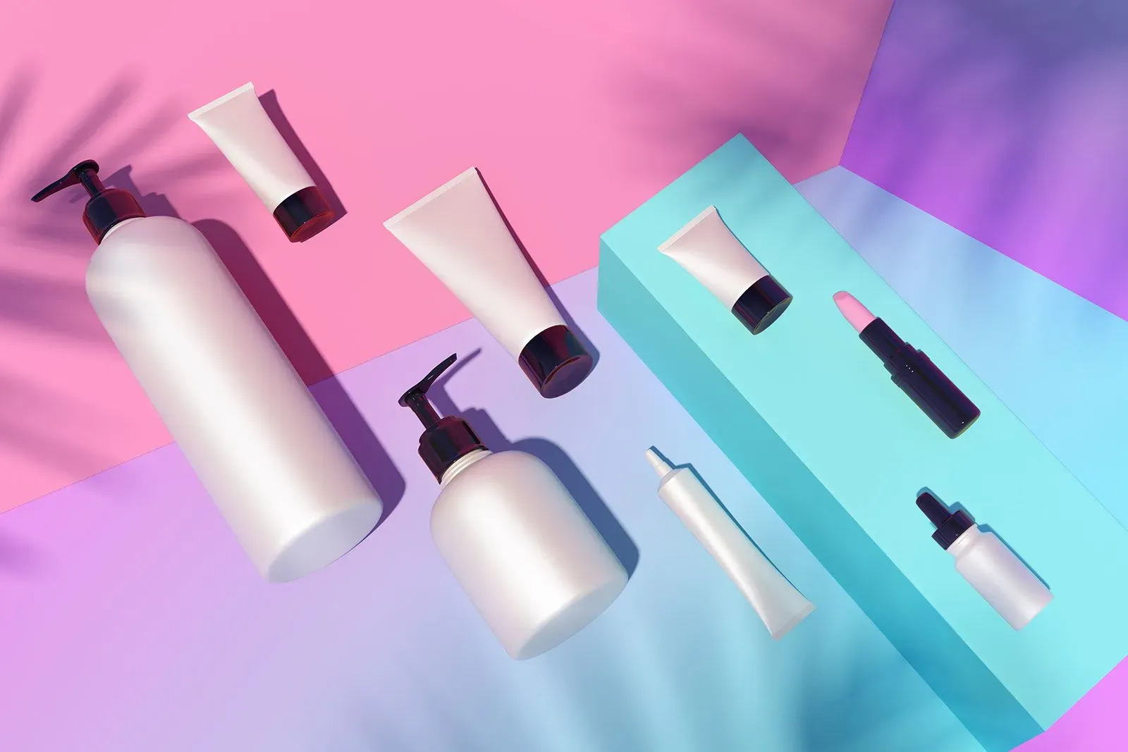 تظهر مجموعة من مستحضرات التجميل والعناية بالبشرة على خلفية ملونة، مما يبرز القضايا المتعلقة بالمواد الكيميائية السامة في هذه المنتجات.