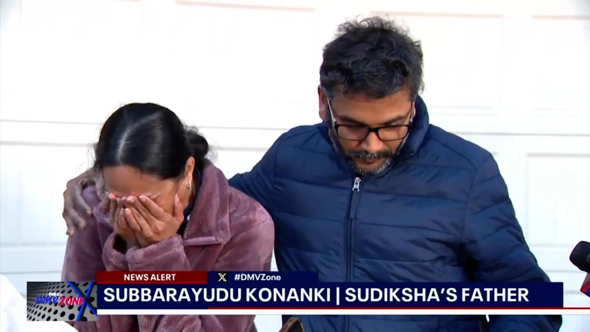 والد سوديكشا كونانكي وأحد أفراد عائلتها في حالة حزن، حيث يعبّرون عن مشاعرهم بعد اختفائها في جمهورية الدومينيكان.