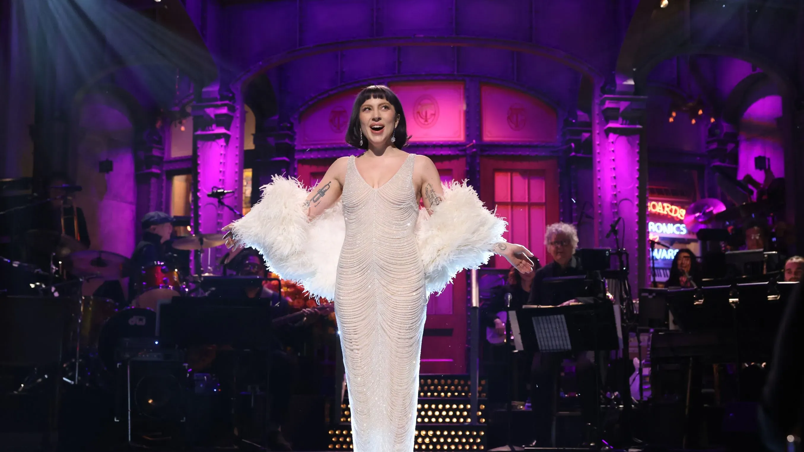 مغنية ترتدي فستاناً لامعاً وتظهر على المسرح مع إضاءة ملونة، تعكس أجواء مهرجان كوتشيلا للموسيقى والفنون.