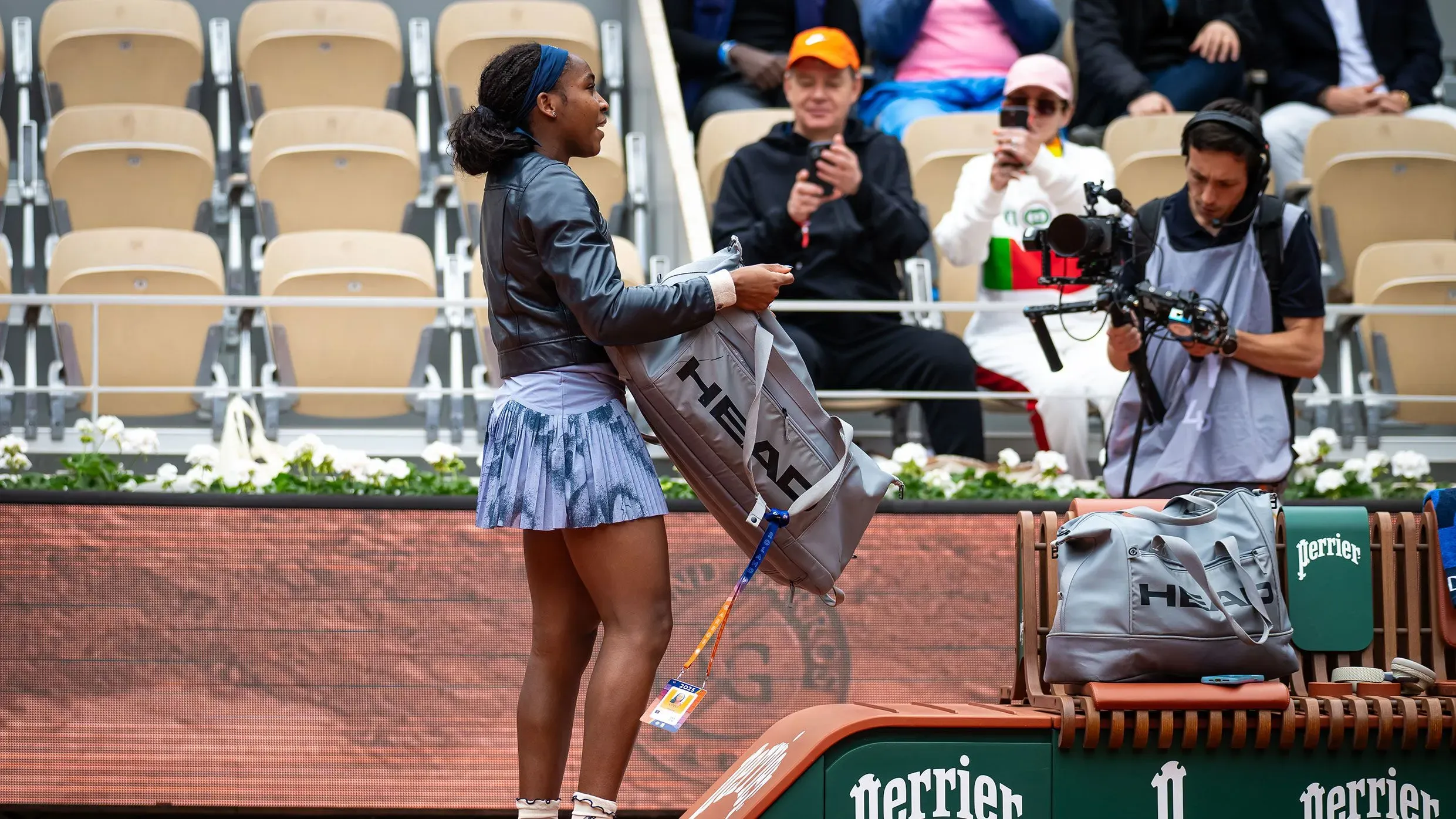 تظهر كوكو جوف في ملعب فيليب شاترييه، وهي تحمل حقيبة مضارب التنس بعد نسيانها في غرفة تبديل الملابس، مع تفاعل مرح من الجمهور.