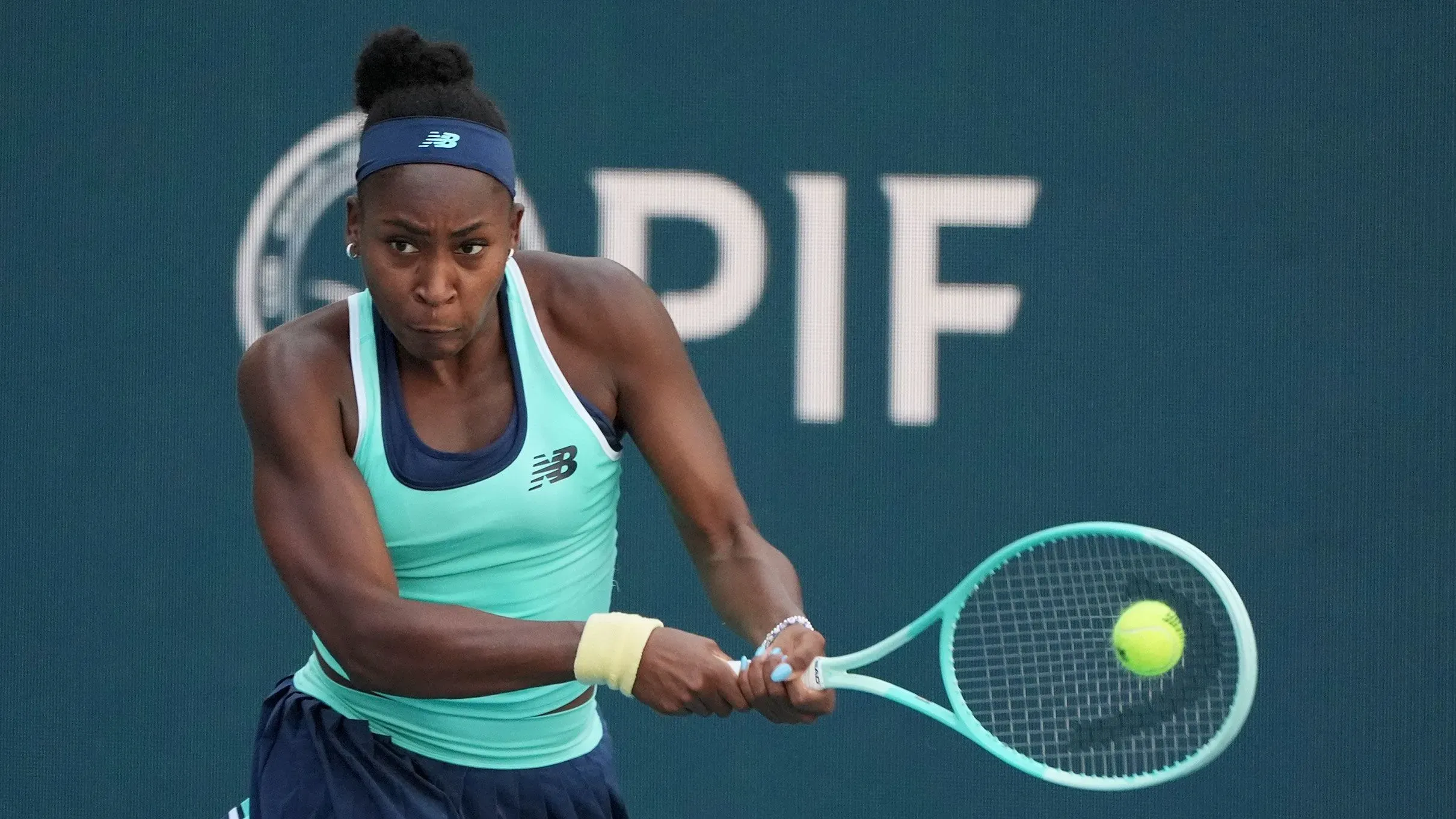 كوكو جوف تضرب كرة التنس بقوة خلال مباراتها في بطولة ميامي المفتوحة، حيث حققت فوزًا ساحقًا 6-0 و6-0 على صوفيا كينين.