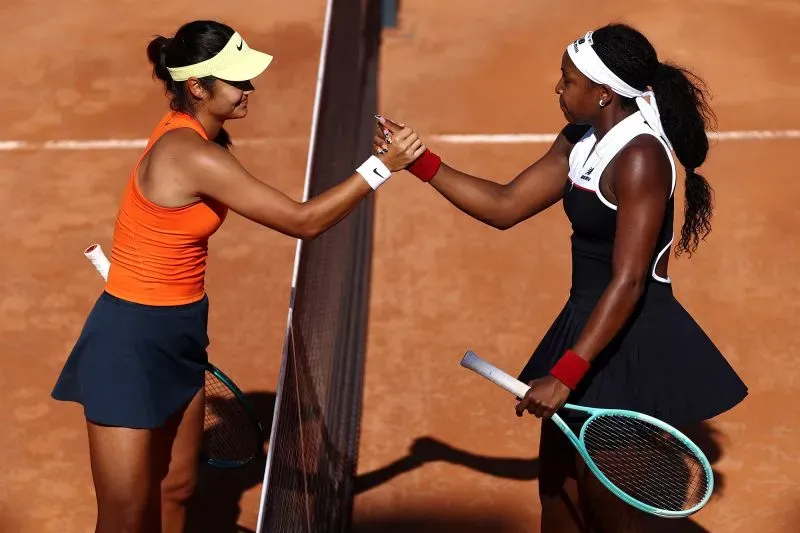 كوكو جوف وإيما رادوكانو تتصافحان بعد مباراة تنس في بطولة إيطاليا المفتوحة، حيث قدمت جوف أداءً مهيمنًا وتأهلت لربع النهائي.