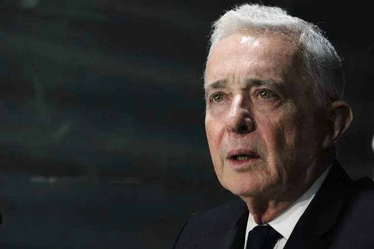 سانتياغو أوريبي، شقيق الرئيس الكولومبي السابق، يتحدث في مؤتمر صحفي بعد الحكم عليه بالسجن 28 سنة بتهمة القتل والتآمر.