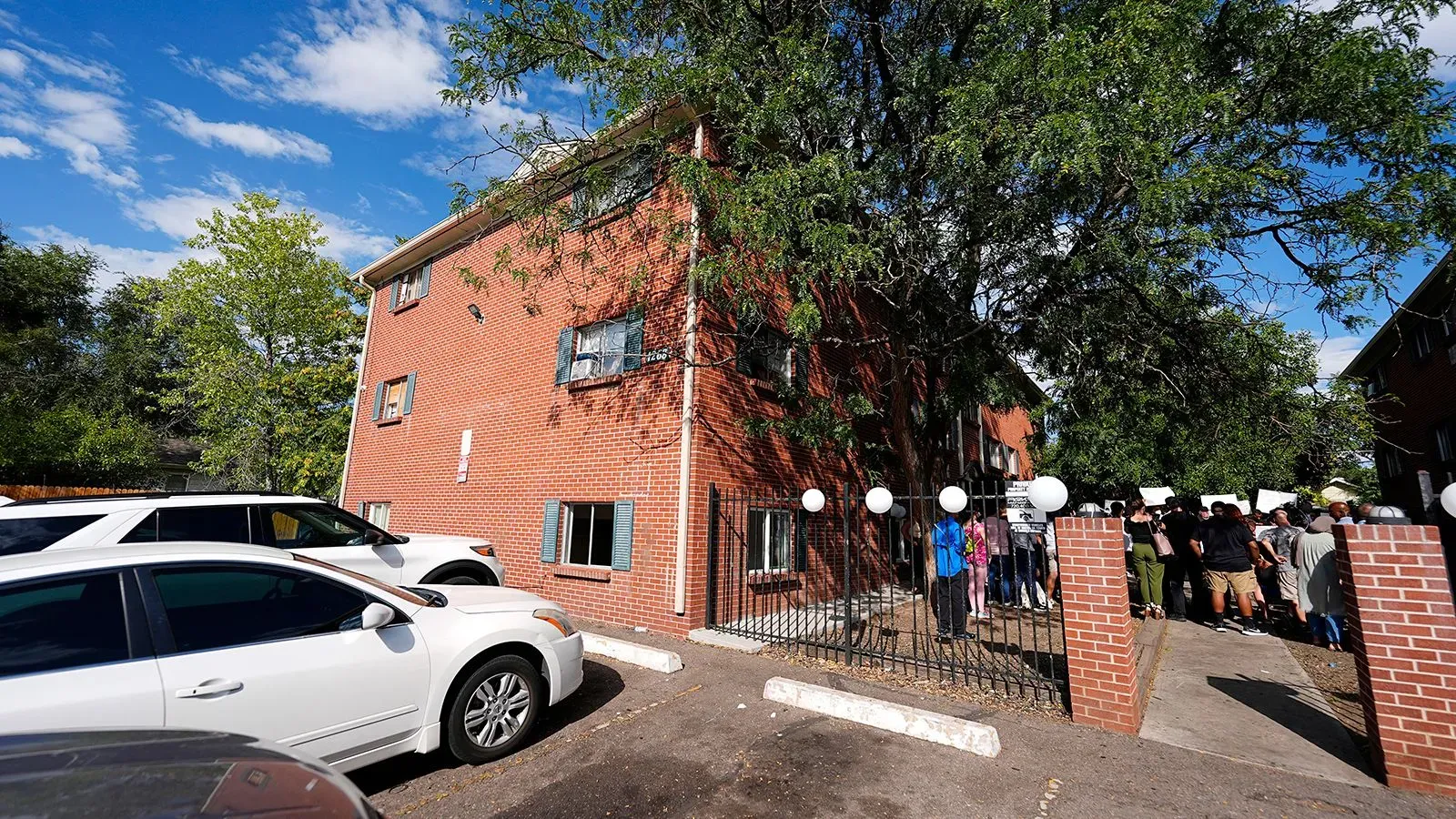 تجمع حشد أمام مجمع سكني في كولورادو احتجاجًا على الجريمة المتزايدة وقرار إغلاق المباني بسبب عصابة فنزويلية.