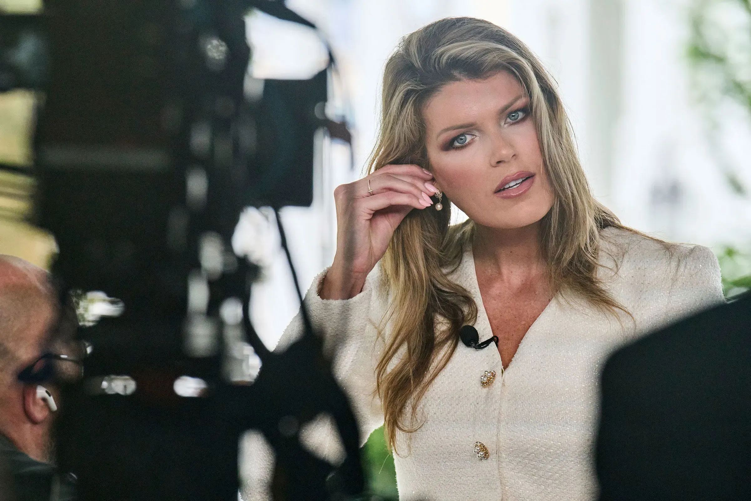 ليندسي هاليغان، المدعية العامة المؤقتة، تتحدث أثناء مؤتمر صحفي، مع التركيز على قضايا قانونية تتعلق بالتحقيقات الفيدرالية.