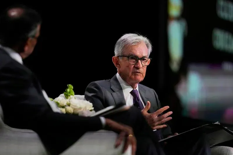 ترامب يتحدث في مؤتمر حول الاقتصاد، مع التركيز على تأثير سياساته الجمركية على الأسواق الأمريكية.