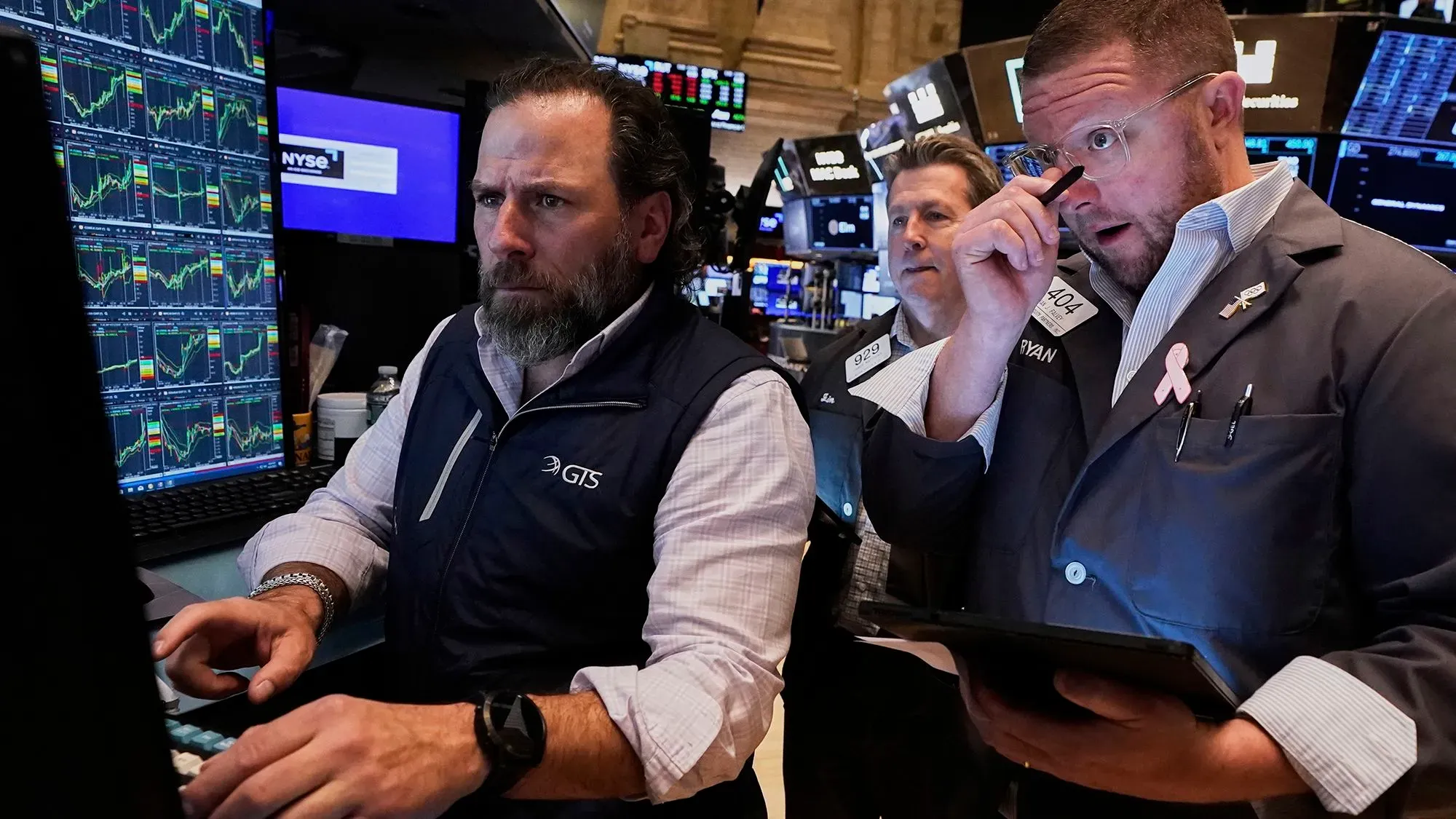 متداولون في بورصة نيويورك يراقبون شاشات الأسهم وسط تقلبات السوق بسبب تصريحات ترامب حول الاقتصاد والرسوم الجمركية.