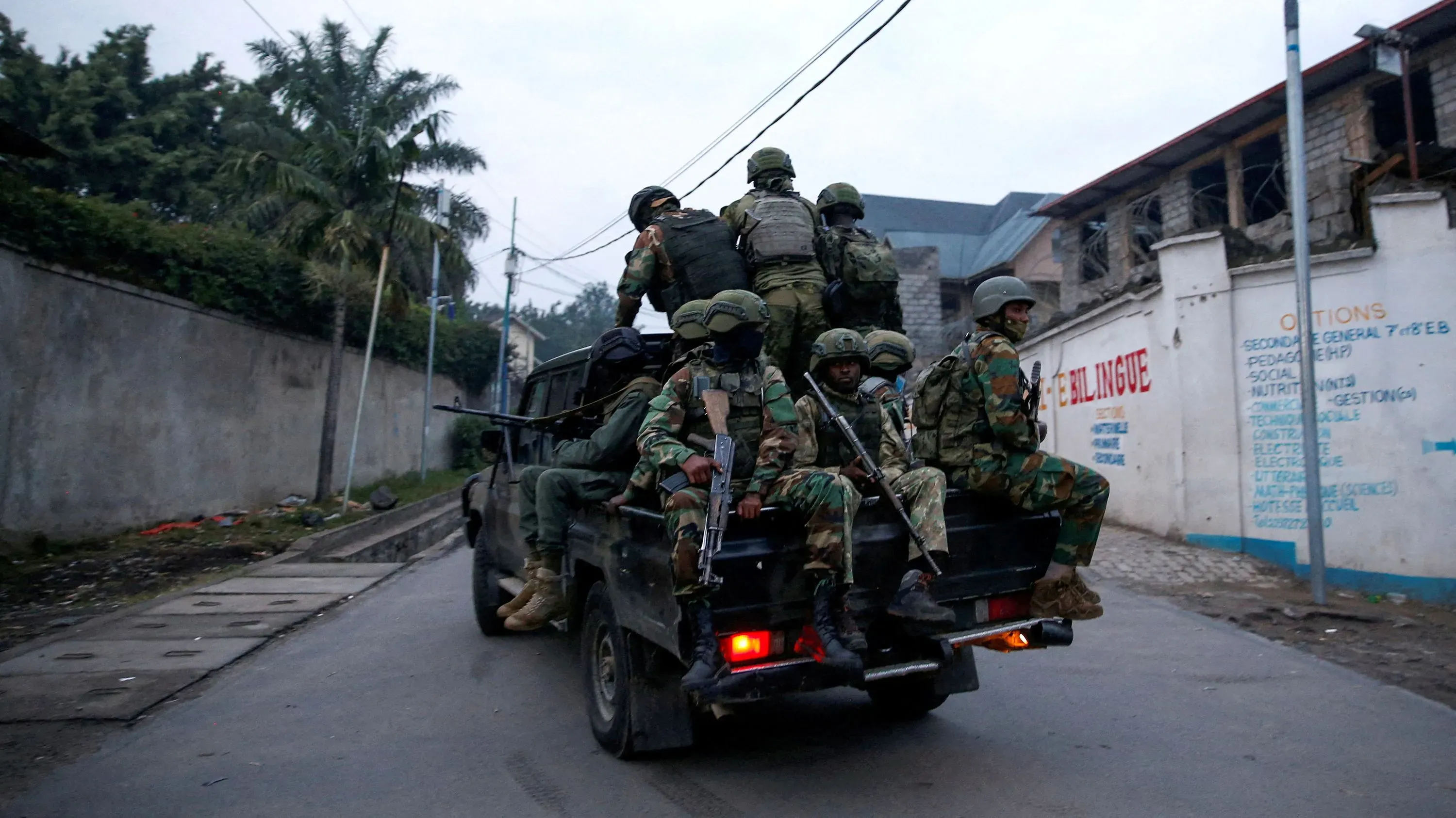 مركبة عسكرية تحمل جنودًا مسلحين أثناء دورية في شرق الكونغو، في إطار جهود إنهاء النزاع المستمر مع المتمردين.