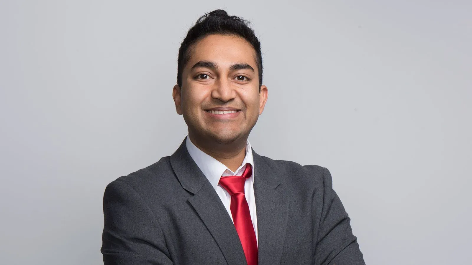 الدكتور فيناي براساد، أخصائي أمراض الدم والأورام، مبتسمًا في بدلة رسمية، بعد استقالته من إدارة الغذاء والدواء الأمريكية وسط جدل حول سياسات اللقاحات.