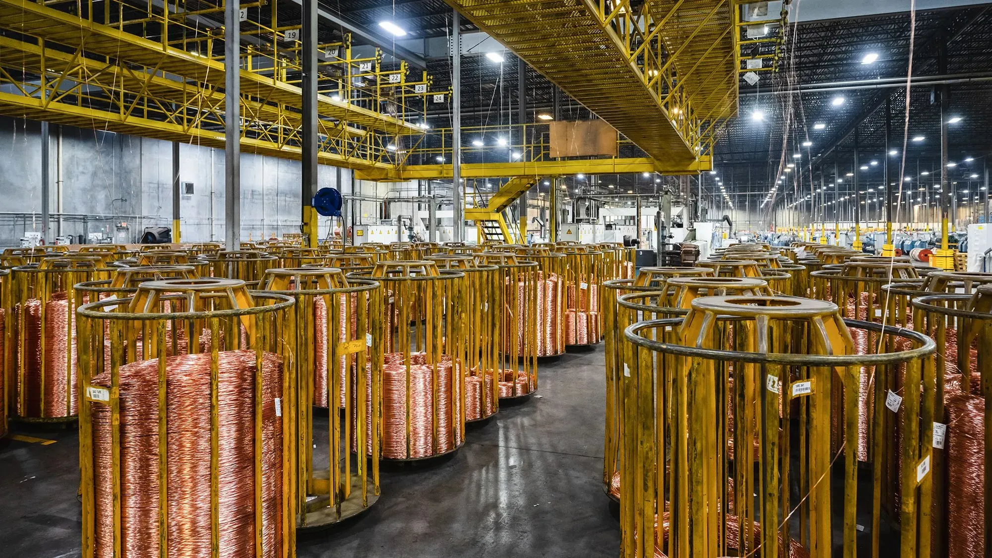 مخزن يحتوي على لفات من النحاس، وهو معدن أساسي في صناعة الإلكترونيات والسيارات، وسط مخاوف من زيادة الأسعار بسبب التعريفات الجمركية.