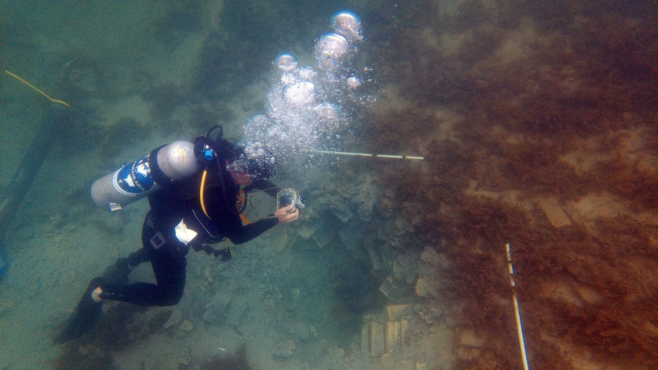 غواص يستكشف حطام سفينة في المياه الضحلة قبالة كوستاريكا، حيث تم اكتشاف بقايا سفن رقيق دنماركية تعود للقرن الثامن عشر.