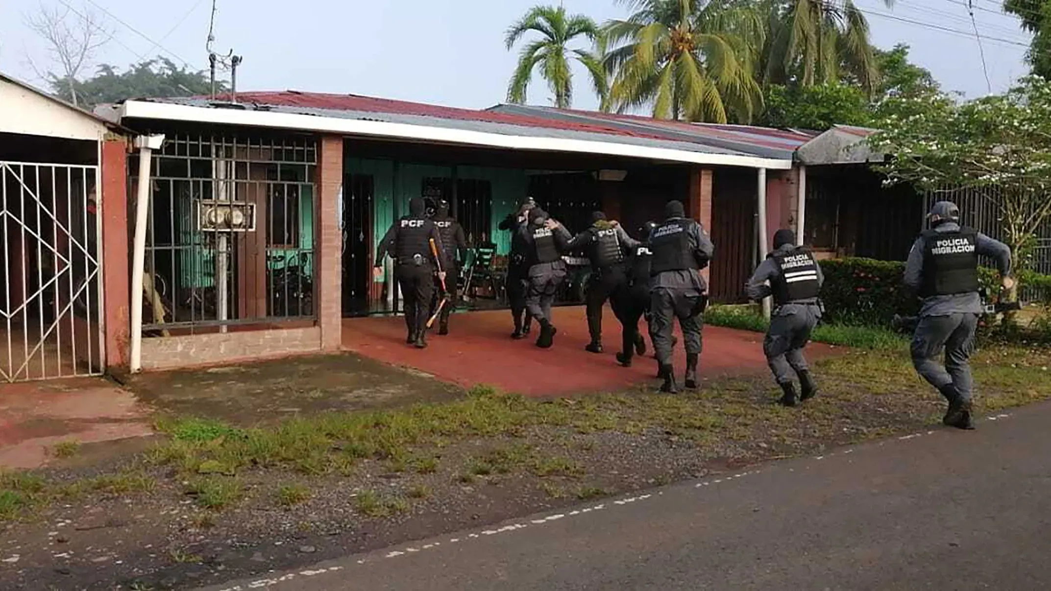 اعتقال 19 شخصًا في كوستاريكا بتهمة تهريب المهاجرين، مع تنفيذ مداهمات في عدة مواقع تشمل منازل وفنادق.