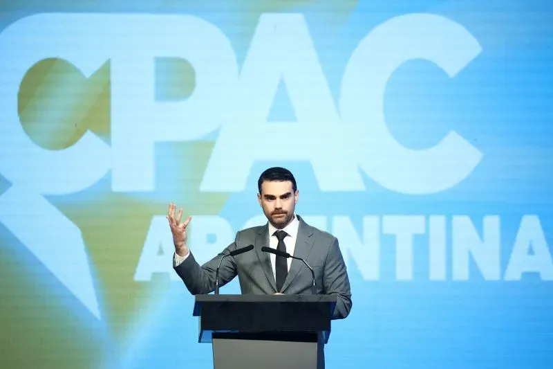 دعا بن شابيرو الرئيس ترامب للعفو عن ديريك شوفين، ضابط الشرطة المدان بقتل جورج فلويد، مما أثار ردود فعل متباينة.