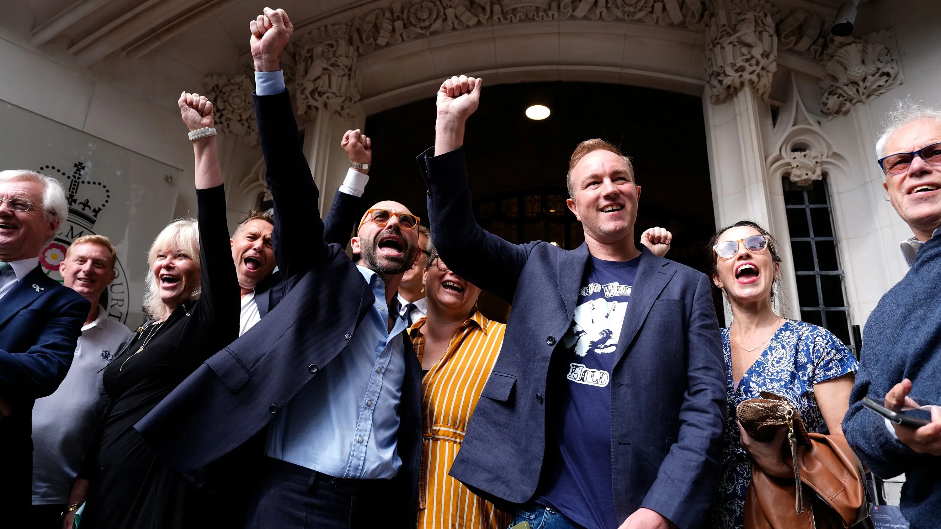 مجموعة من الأشخاص يحتفلون خارج المحكمة العليا في بريطانيا بعد إلغاء إدانة توم هايز بتهمة التلاعب في أسعار الفائدة.