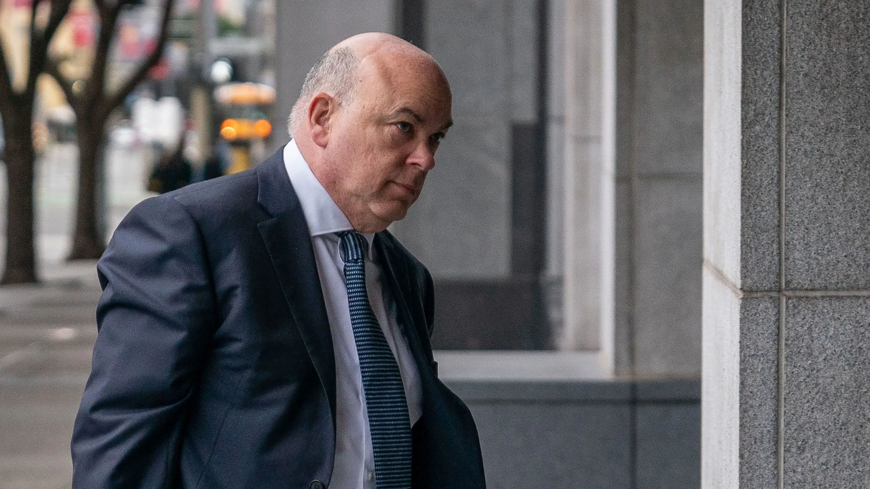 قاضي المحكمة العليا في المملكة المتحدة، روبرت هيلديارد، يغادر المحكمة بعد إصدار حكم يتعلق بقضية هيوليت باكارد ومايك لينش.