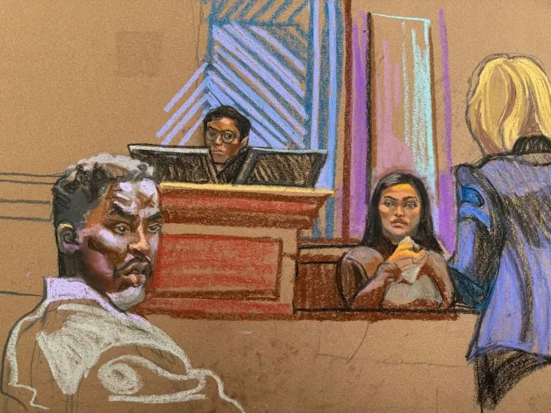 رسم تخطيطي لمحاكمة شون "ديدي" كومبس، يظهر المدعى عليه ومجموعة من المحامين في قاعة المحكمة. الرسمة تعكس تفاصيل الإجراءات القانونية.