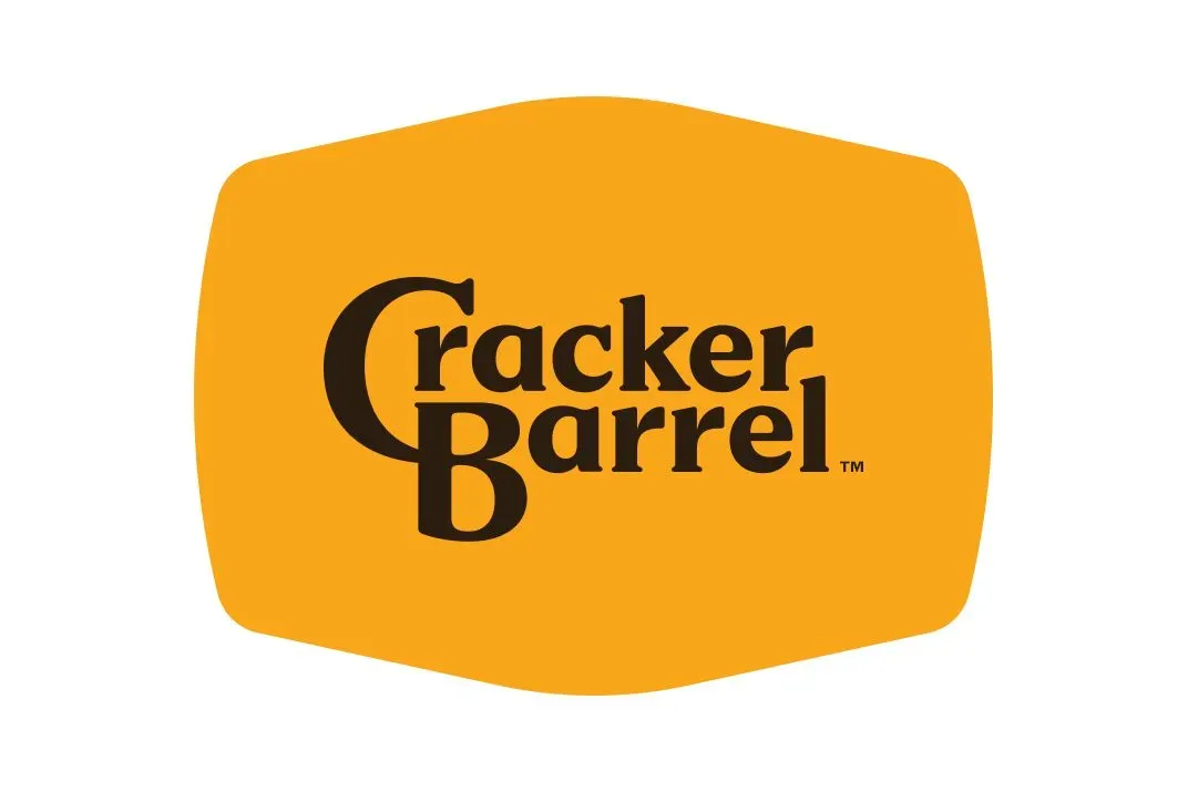 شعار Cracker Barrel الجديد الذي تم تصميمه حديثًا، والذي أثار جدلاً واسعًا، يتضمن تصميمًا مبسطًا بلون أصفر.