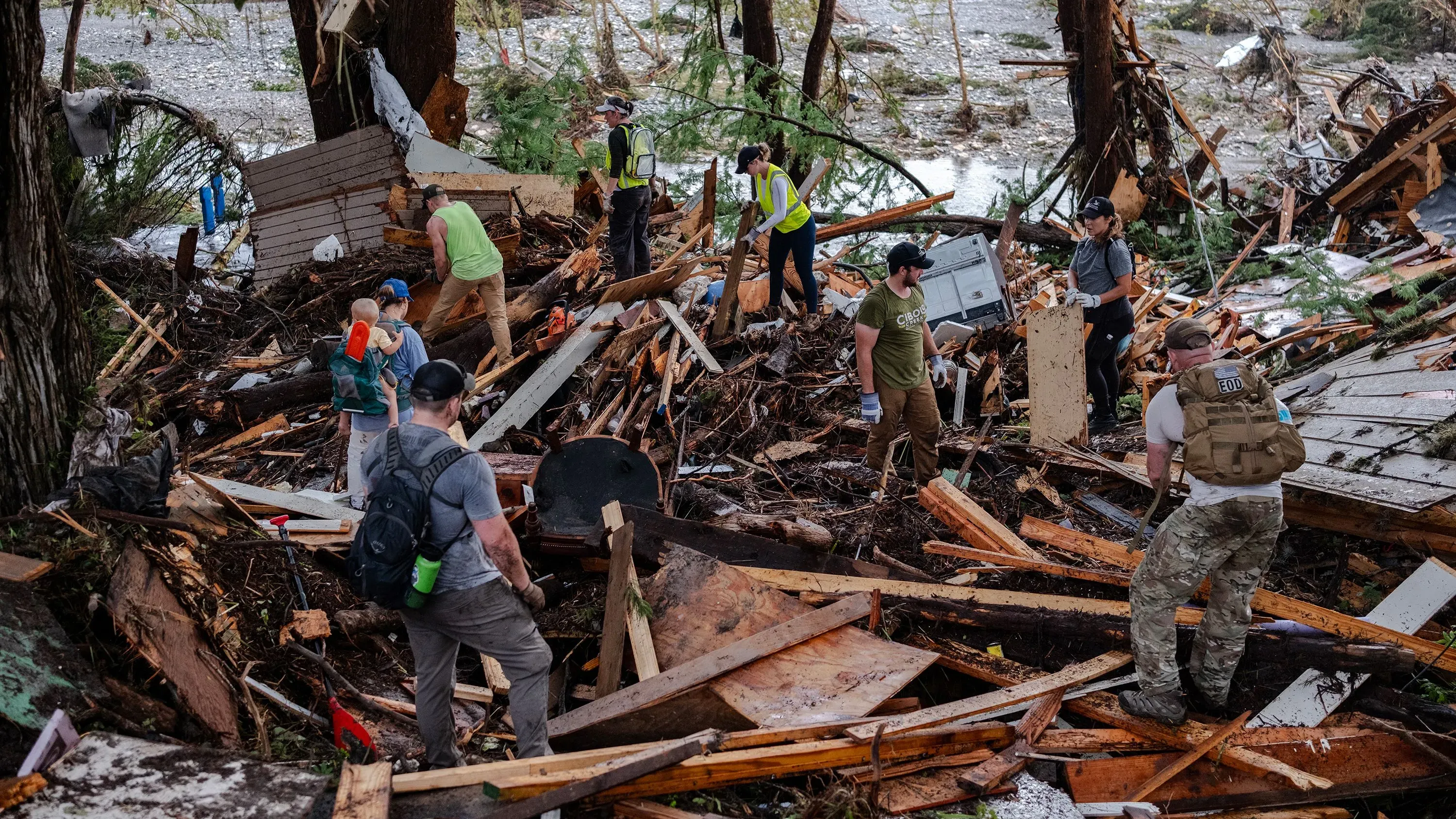 متطوعون يعملون على إزالة الأنقاض بعد الفيضانات المدمرة في تكساس، حيث تسببت الكارثة في خسائر فادحة في الأرواح والممتلكات.