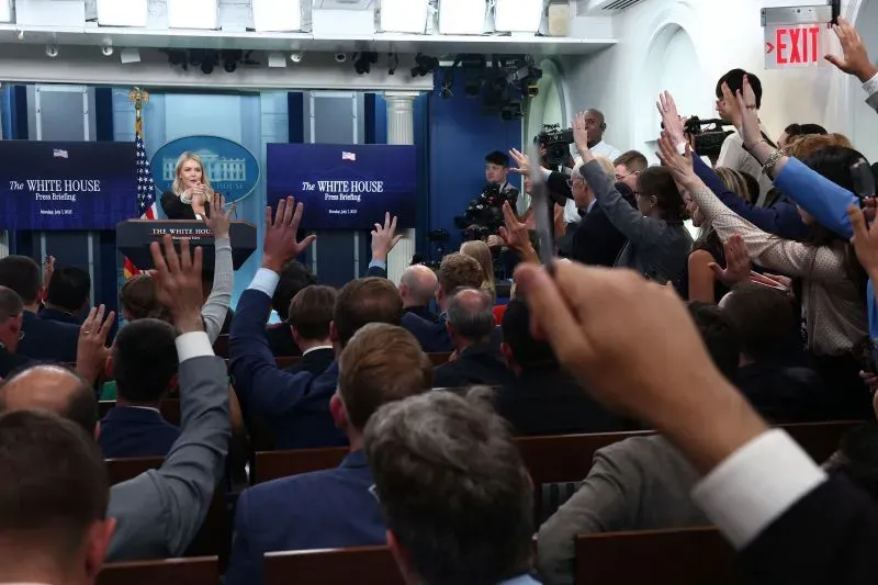 مؤتمر صحفي في البيت الأبيض، حيث ترفع مجموعة من الصحفيين أيديهم لطرح الأسئلة، بينما تتحدث السكرتيرة الصحفية كارولين ليفيت.